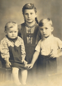 Marie, Anna a František Štroblovi (1943), foto, které měl u sebe Franz Strobl během služby u wehrmachtu