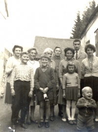 Návštěva tety Hildy Stroblové (1964), Pavel Štrobl vpravo vpředu, za ním jeho matka Marie Štroblová, vzadu čtvrtá zprava Viktorie, po její pravici Hilda
