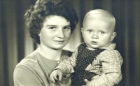 Pavel Štrobl s matkou Marií Štroblovou (1964)