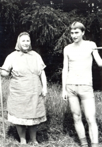 Pavel Štrobl s babičkou Viktorií na senách (poč. 80. let 20. stol.)