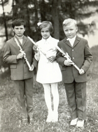 Pavel Štrobl (vpravo) u svatého přijímání (cca 1973)