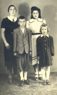 Viktorie Štroblová s dětmi Annou, Františkem a Marií (cca 1948)