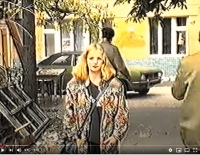 Monika Cajthamlová (1988) během natáčení Státní bezpečností na video , 4. fórum Charty 77, Praha