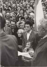 1990,Присяга міського голови Самбора у 1990 році; поруч із Зоряном Попадюком -  бабуся  Софія Копистинська
