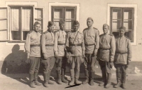 Rodina po válce ubytovávala vojáky sovětské armády – zleva: Jakovlev, Kirejev, Šarin, Biljukov (kapitán), Kubelkov, Hračov