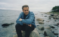 2002 рік, Соловецький острів, Зорян Попадюк на березі Білого моря. Знімок Василя Овсієнка