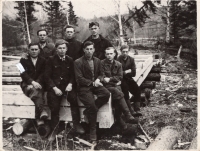 Maksymovych (sedí druhý zleva) s kamarády v Chabarovském kraji, 1951