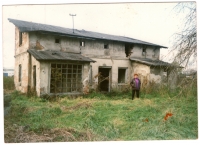 Надія Слєсарєва (Вікторовська) біля руїн родинного будинку Марцеля Рейнгарда у Гродзиську-Мазовецькому в Польщі, 2000-ті роки