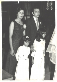 Elene Cinová na svadbe krstnej (vpravo, v pozadí rodičia, vľavo sestra Jana)