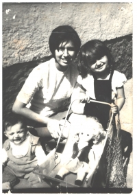 Elena Cinová ako trojročná (vľavo) s mamkou a sestrou 