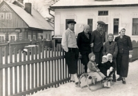 Rodina Reinvaldových a rodina Stránských před válkou. Holčička sedící vpředu na saních je Hana Fousová, pár za ní její rodiče. Ostatní jsou jejich přátelé, rodina Stránských z Městce Králové, všichni zahynuli v koncentračních táborech