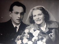 Svatební foto Heleny Tikalské a Karla Divokého (1954)