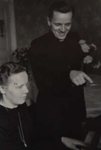 Karel Exner jako bohoslovec se sestrou, začátek 40. let