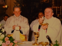 Karel Exner s Karlem Otčenáškem, spolužákem ze semináře, na slavnosti 50 let kněžství, 1994