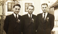 Jindřich (vlevo) a jeho bratři František a Jan v roce 1949