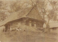 Starý rodinný dům na Prostřední Bečvě, ve kterém měl tatínek vybudovaný úkryt v komíně – na jeho místě byl po dlouhém jednání s památkovým úřadem postaven nový, který stojí dodnes