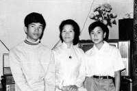 Zleva Tuan Nguyen s matkou a bratrem, Varšava, začátek 70. let