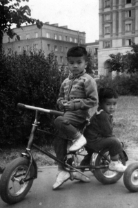 Zleva Tuan Nguyen s bratrem / dětství ve Varšavě