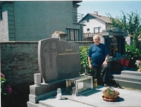 Václav Herout at the grave of his ancestors in Lhota pod Libčany 