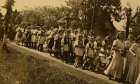 Primice 4. června 1944, průvod krojovaných dívek