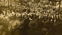 Primice 4. června 1944, shromáždění lidí u slavobrány