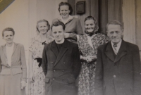 Karel Exner s rodiči a sestrami, 40. léta