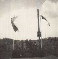 Maminka pamětnice Marie Mikulcová nechala po válce Odřichu Šimurdovi vztyčit pomník