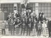 V kapele v roce 1974 hraje Václav Herout na saxofon 4. zleva