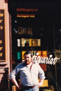  Karol Sidon in front of  Dialogue exile bookshop in 1987
