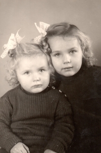 Zdeňka Šillerová with her older sister