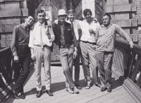 Se západoněmeckou bigbítovou skupinou (po koncertě v Chebu), cca 1967-1968, zprava Luděk Šnepp, Václav Hora