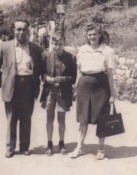 Václav Hora s rodiči v pražské zoo, asi 1947