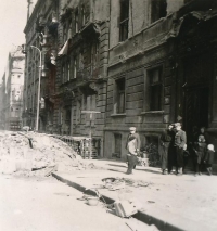 Dům, kde bydleli Štifterovi (Římská 43, Praha - Vinohrady) po náletu 14. února 1945