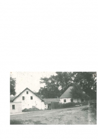 Vlevo stojí bývalý statek Bystřec č. p. 51. Vpravo je vejminek č. p. 52, kde bydlela babička. Foto vzniklo kolem roku 1980

 