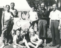 Martin Wels (drží prapor) na letním táboře