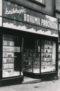 Knihkupectví Bohumila Procházky na adrese Anglická 4, Praha - Vinohrady. 