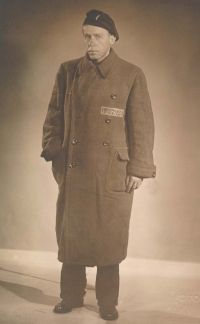 Otec pamětnice Bohumil Procházka v kabátu s číslem z koncentračního tábora Sachsenhausen. 