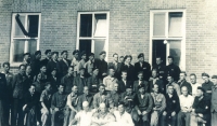 Skupinová fotografie vězňů koncentračního tábora Sachsenhausen (1945)