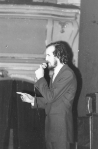 Miloš při konferování, Praha 1975