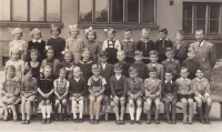 Miloš v 1. třídě (šestý zprava), úplně vpravo třídní učitel a češtinář Karel Schwarz