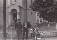 Miloš v Rumunsku (druhá cesta do zahraničí) s kamarádem (vpravo) na motorce, 1966