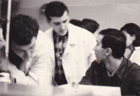 Miloš uprostřed v bílém plášti se spolužáky, střední škola SPŠCh Praha 1964