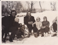 Sáňkování v zimě roku 1951 (uprostřed maminka Miloše, vpravo vedle ní Miloš a jeho bratr)