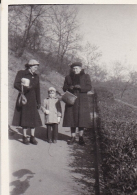 Maminka Miloše vlevo, Miloš a babička z matčiny strany, Petřín 1952