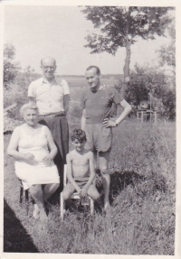 Vlevo sedící babička, nad ní dědeček (rodiče maminky), sedící Miloš, nad ním tatínek, Praha 1956