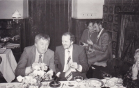 Miloš s jazzovým kytaristou J. Tomkem na svatbě Karla Růžičky (vzadu se ženou), 1982