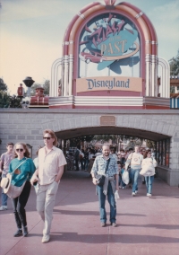 Miloš před Disneylandem v Kalifornii, 1989