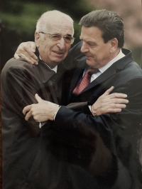 Otec Tomáš Kosta s Gerhardem Schröderem v Terezíně, r. 2005