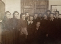 Halyna Ustymivna Hordienko v Kramatorsku, 1954 (pamětnice uprostřed sedící)