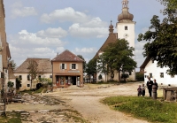 Obchod se smíšeným zbožím Johann (1867–1922) a Katharina Schöllhammer (1869–1952) Cetviny. Před domem babičky Theresie, provdané  Roiß (1894–1974)
